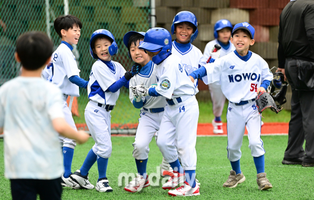 노원구 유소년야구단 선수들이 새싹리그 경기 승리 후 기뻐하고 있다. /횡성베이스볼테마파크 유진형 기자