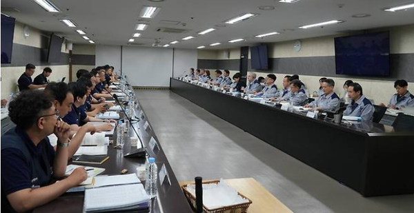 한국지엠 노사가 23일 ‘2024년 임금 및 단체협약 교섭’에 대한 잠정합의안을 도출했다. 노사 양측이 협상을 진행하고 있다. /한국지엠 노조