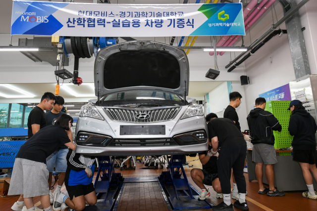 현대모비스는 경기도 시흥에 소재한 경기과학기술대학교 미래전기자동차과에 교육용 시험차 10대를 기증했다고 23일 밝혔다. /현대모비스