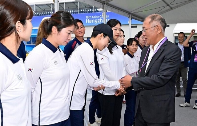 정의선 현대차그룹 회장이 대한양궁협회장 자격으로 항저우 아시안게임 현장을 찾아 선수들을 격려하고 있다./대한양궁협회