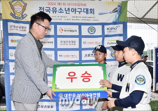 이상근(왼쪽) 대한유소년연맹 회장이 꿈나무리그에서 우승한 휘문아카데미 유소년야구단 선수들을 시상하고 있다. /횡성베이스볼파크 곽경훈 기자