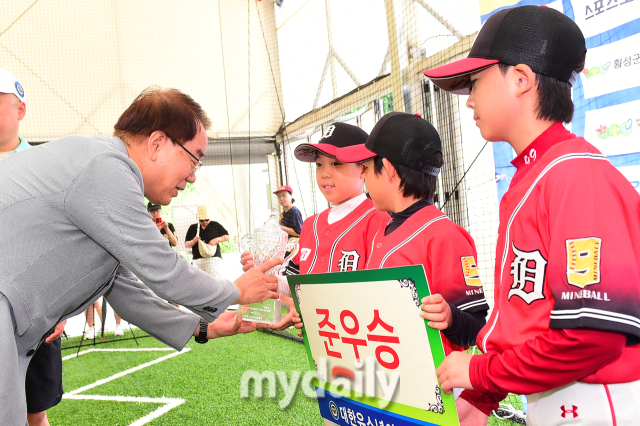 이석희(왼쪽) 마이데일리 대표가 새싹리그 준우승을 차지한 동대문구마인볼 유소년야구단 선수들을 시상하고 있다. /횡성베이스볼파크 곽경훈 기자