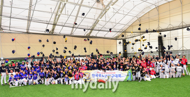 제1회 마이데일리배 전국유소년야구대회 시상식 후 선수들이 세리머니를 펼치고 있다. /횡성베이스볼파크 곽경훈 기자