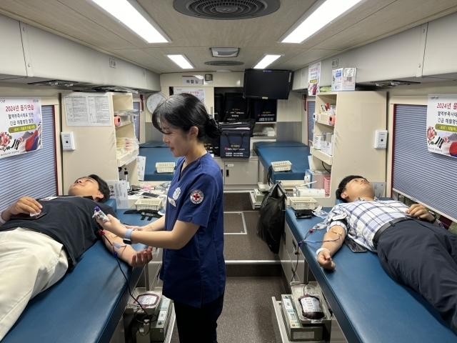 BNK경남은행 임직원이 23일 경상남도 창원 본점과 창원영업본부 주차장에 정차된 헌혈버스에 각각 올라 헌혈했다. /BNK경남은행