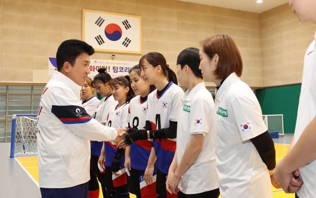 함영주 하나금융그룹 회장(왼쪽 첫번째)이 23일 오후 대한장애인체육회 이천선수촌을 방문해 국가대표 골볼 선수단을 격려하고 2024 파리 패럴림픽 선전을 당부했다. /하나금융그룹