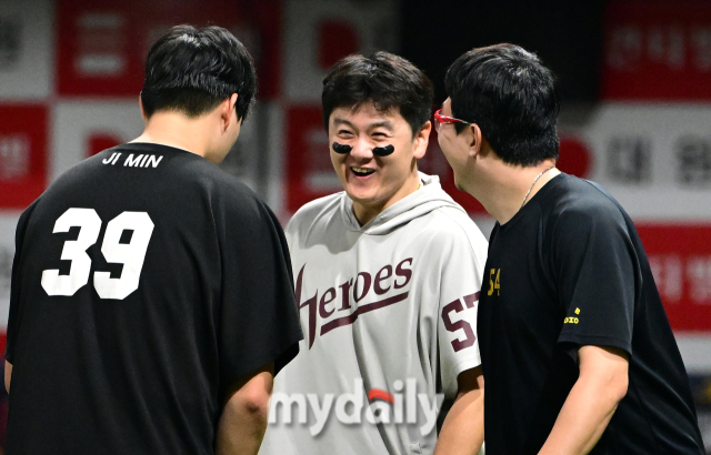 헤드샷 맞은 최주환이 환하게 웃으며 의기소침해 하는 최지민을 격려하고 있다. 함께 사과한 양현종은 최주환의 쿨한 모습에 함께 웃고 있다. / 고척 = 유진형 기자 zolong@mydaily.co.kr