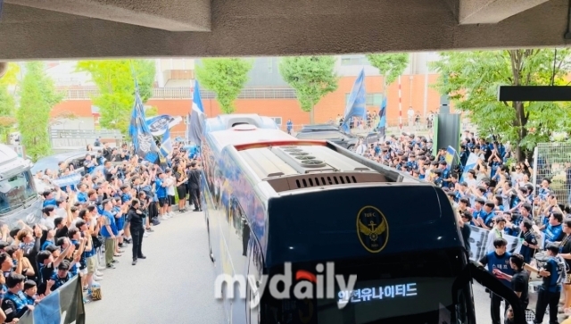 인천 선수단 버스에 응원을 보낸 인천 팬들/최병진 기자