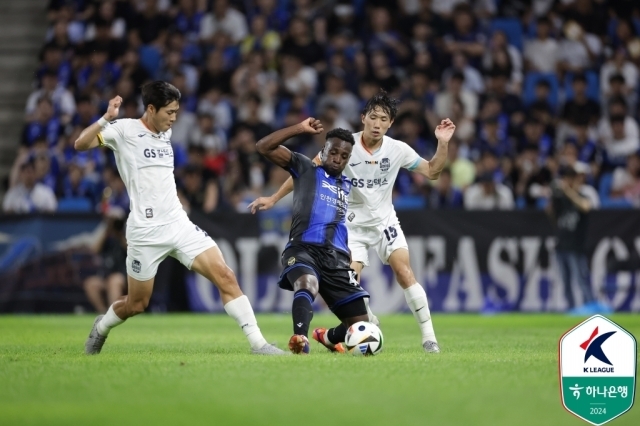 인천과 서울의 경기 모습/한국프로축구연맹