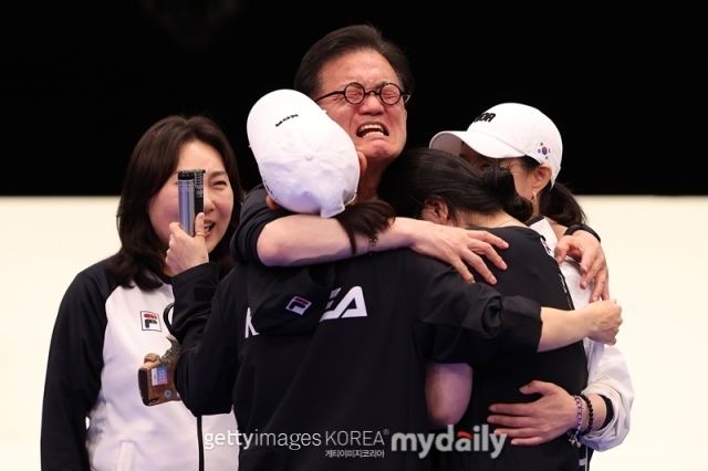 오예진과 김예지가 2024 파리올림픽 사격 공기권총 10m 여자 결선에 동반 금메달과 은메달을 획득 후 기뻐하고 있다./게티이미지코리아