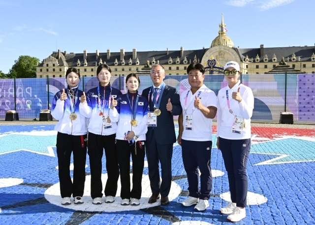 현대차그룹 정의선 회장이 여자 양궁 단체 국가대표 선수들(왼쪽부터 남수현, 임시현, 전훈영), 코치진(왼쪽부터 양창훈 감독, 김문정 코치)과 기념 촬영하는 모습./현대차그룹