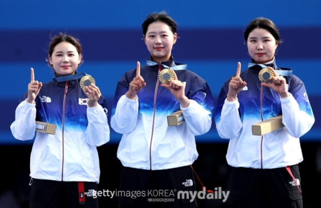 여자 양궁 단체전에서 금메달을 따낸 태극낭자들. 왼쪽부터 전훈영, 임시현, 남수현. /게티이미지코리아