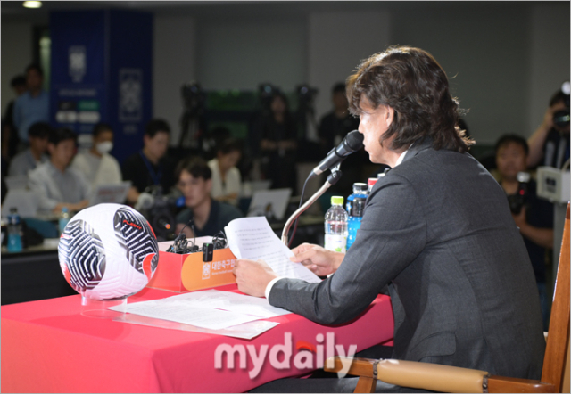 홍명보 한국축구대표팀 감독이 29일 서울 종로구 신문로 대한축구협회에서 진행된 취임 공식 기자회견에 참석했다./사진 = 한혁승 기자