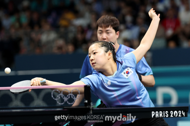 신유빈(앞)이 30일 준결승전에서 공을 때리고 있다. /게티이미지코리아