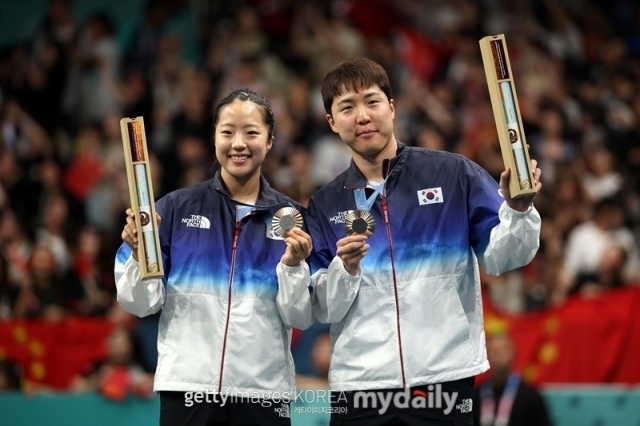 2024 파리올림픽 탁구 혼합복식 동메달 결정전에서 한국 임종훈-신유빈이 홍콩 웡춘팅-두호이켐과 대결에서 승리를 거둔 뒤 기뻐하고 있다./게티이미지코리아