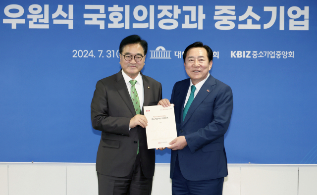 중소기업중앙회는 31일 여의도 중기중앙회를 방문한 우원식 국회의장과 간담회를 갖고, 상생･민생안정･노사화합을 위해 사회적 대타협이 필요한 중소기업 현안에 대해 논의했다고 밝혔다. (왼쪽부터)우원식 국회의장, 김기문 중기중앙회장. /중기중앙회