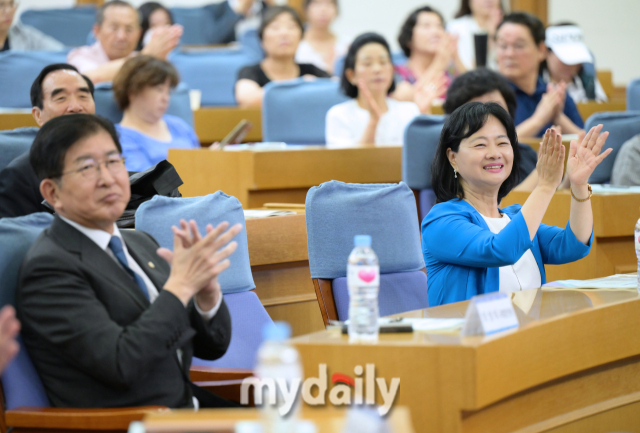 7월 31일 서울 여의도 국회의사당 의원회관에서 열린 한국보건안전단체총연합회 제22대 국회의 국민안전 추진방향 세미나. 정혜선 한국보건안전단체총연합 회장(오른쪽)과 이상식 국회 행정안전위원회 위원(왼쪽)./한혁승 기자