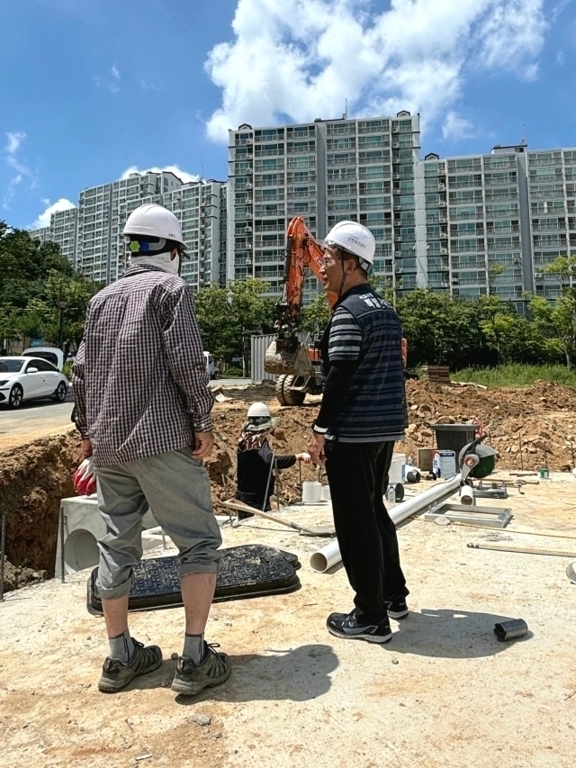 채창열 안전보건공단 대전세종광역본부장(오른쪽)은 30일 폭염주의보가 내려진 관내 계룡지역 건설 현장을 방문했다./안전보건공단 대전세종광역본부