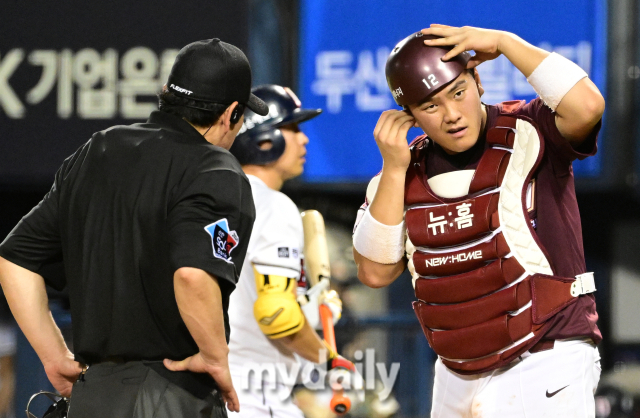 키움 김건희의 피치컴 수신 불량으로 경기가 지연되고 있다 / 잠실 = 유진형 기자 zolong@mydaily.co.kr