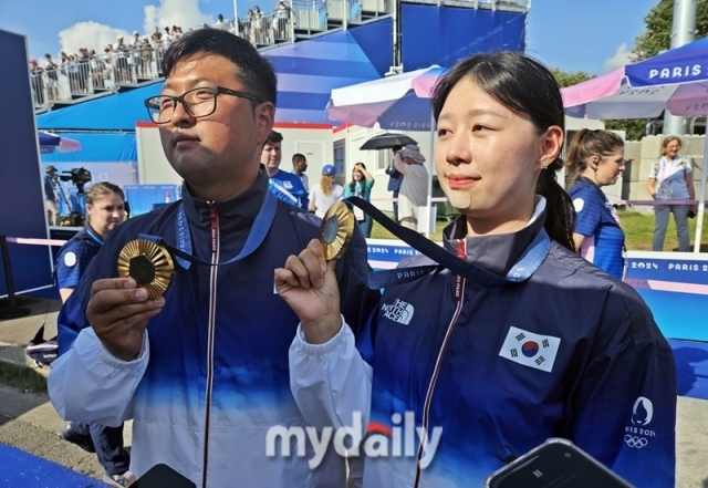 김우진(왼쪽)과 임시현이양궁 혼성 단체전 금메달을 목에 걸고 포즈를 취하고 있다./파리=심혜진 기자 cherub0327@mydaily.co.kr