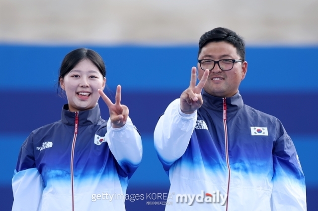 김우진(오른쪽)과 임시현이 양궁 혼성 단체점 금메달을 획득한 뒤 시상식에서 기념사진을 찍고 있다./게티이미지코리아