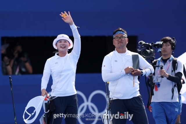 김우진(오른쪽)과 임시현이 양궁 혼성 단체전 우승 후 기뻐하고 있다./게티이미지코리아