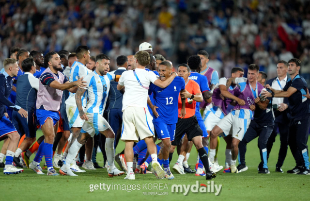 파리 올림픽 남자축구 8강전에서 승리한 프랑스와 패배한 아르헨티나 선수들이 경기 후 난투극을 벌이고 있다. /게티이미지코리아