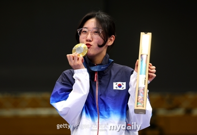 한국 사격대표팀 양지인이 금메달을 들고 기념사진을 찍고 있다./게티이미지코리아