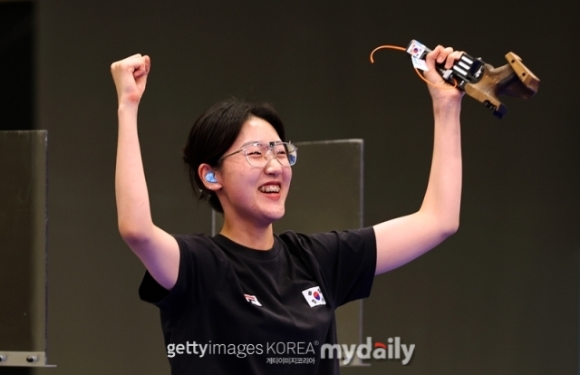 한국 사격대표팀 양지인이 금메달을 따낸 뒤 기뻐하고 있다./게티이미지코리아