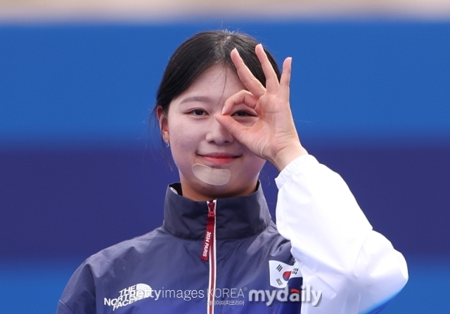 양궁 대표팀 임시현이 여자 개인전 금메달을 딴 후 시상식에서 포즈를 취하고 있다./게티이미지코리아