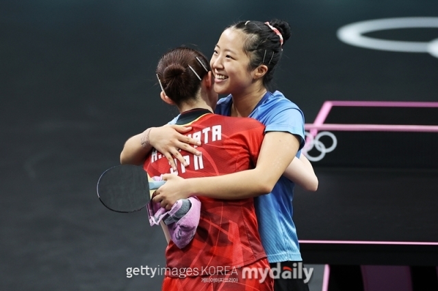 신유빈이 2024 파리 올림픽 탁구 여자 단식 동메달 결정전에서 패한 뒤 상대 선수 일본 하야타 히나와 포옹하고 있다./게티이미지코리아