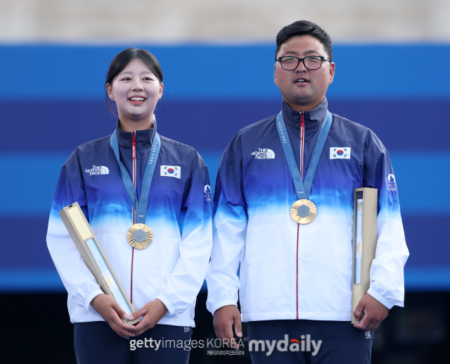 대회 3관왕에 오른 임시현(왼쪽)과 김우진. /게티이미지코리아