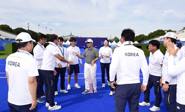 현대차그룹 정의선 회장과 대한민국 양궁 국가대표팀 선수단이 파리 대회를 마친 지난 4일(현지시간) 전 종목 석권을 축하하고 있다./대한양궁협회