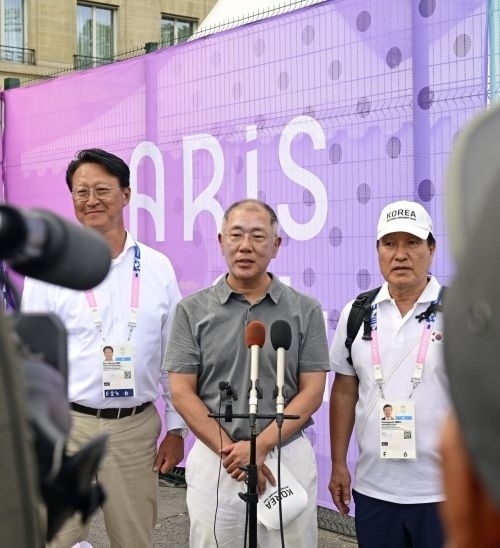 현대차그룹 정의선 회장(사진 가운데)이 4일(현지시간) 파리 대회 양궁 남자 개인전 시상이 끝난 후 기자들과 만나 인터뷰를 진행하고 있다./대한양궁협회