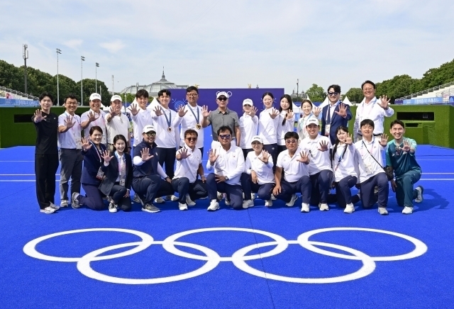 정의선(윗줄 가운데) 현대차그룹 회장과 대한민국 양궁 국가대표팀 선수단, 코치진이 파리 대회를 마친 지난 4일(현지시간) 화이팅 자세를 하며 전 종목 석권을 축하하고 있다./대한양궁협회