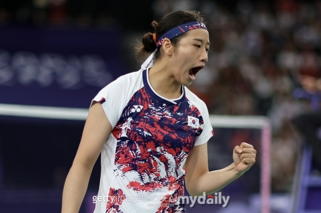 안세영이 5일(한국시각) 프랑스 파리 아레나 포르트 드 라샤펠에서 열린 2024 파리 올림픽 배드민턴 여자 단식 결승에서 중국 허빙자오를 상대로 경기를 펼치고 있다./게티이미지코리아