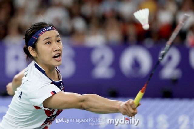 안세영이 5일(한국시각) 프랑스 파리 아레나 포르트 드 라샤펠에서 열린 2024 파리 올림픽 배드민턴 여자 단식 결승에서 중국 허빙자오를 상대로 경기를 펼치고 있다./게티이미지코리아