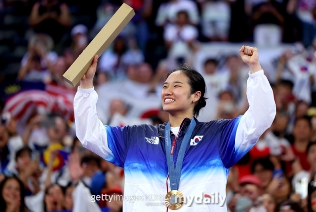 안세영이 5일(한국시각) 프랑스 파리 아레나 포르트 드 라샤펠에서 열린 2024 파리 올림픽 배드민턴 여자 단식 결승에서 우승을 차지한 뒤 금메달을 목에 걸고 환호하고 있다./게티이미지코리아