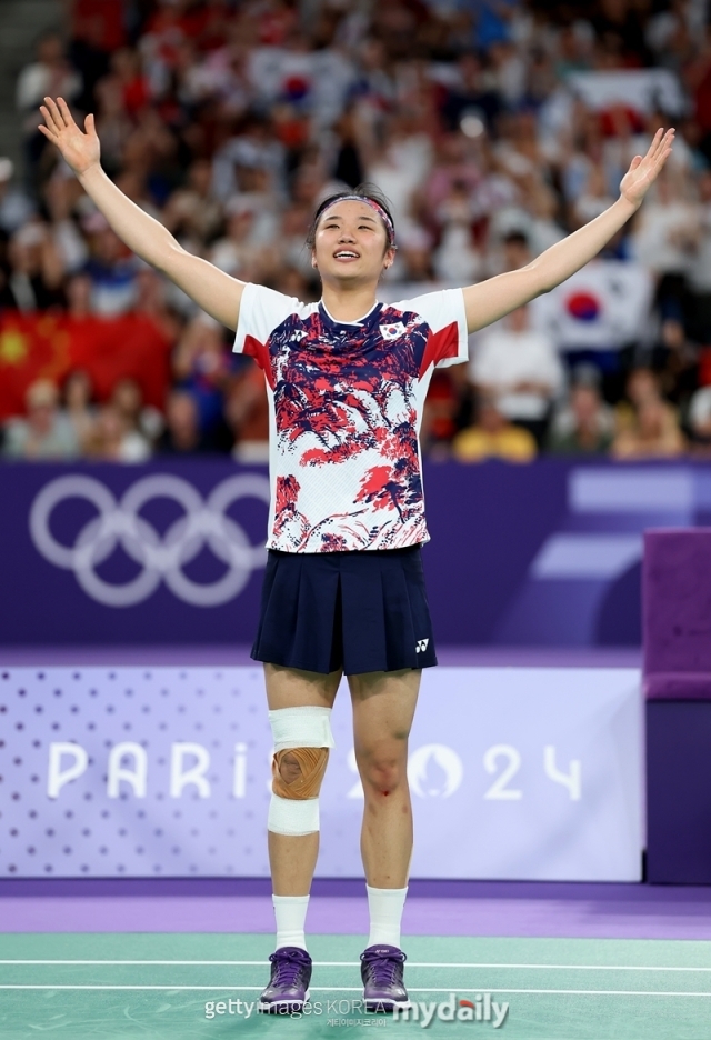 안세영이 5일(한국시각) 프랑스 파리 아레나 포르트 드 라샤펠에서 열린 2024 파리 올림픽 배드민턴 여자 단식 결승에서 중국 허빙자오를 꺾고 기뻐하고 있다./게티이미지코리아