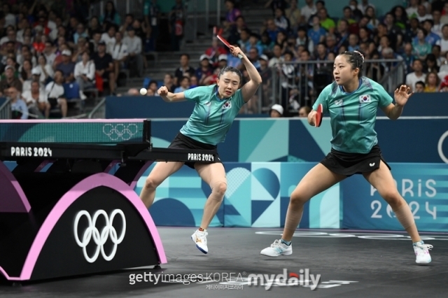 진지희(왼쪽)와 신유빈인 프랑스 파리 사우스파리 아레나에서 열린 2024 파리올림픽 탁구 여자 단체전 브라질과의 1회전 1경기 복식전에 나서고 있다./게티이미지코리아