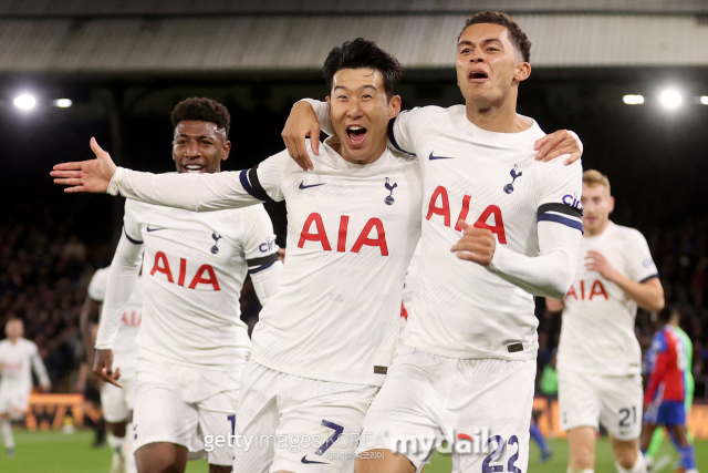 토트넘은 4일(한국시간) 헝가리 부다페스트에서 열린 2024-25시즌 유럽축구연맹(UEFA) 유로파리그 페이즈 2차전에서 페렌체바로시에 2-1로 이겼다. 손흥민은 허벅지 부상으로 인해 페렌체바로시전에 결장했지만 토트넘은 승리를 거뒀다./게티이미지코리아