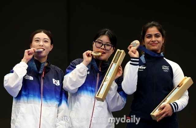 오예진(가운데)과 김예지(왼쪽)가 2024 파리올림픽 사격 공기권총 10m 여자 결선에 동반 금과 은메달을 획득했다./게티이미지코리아