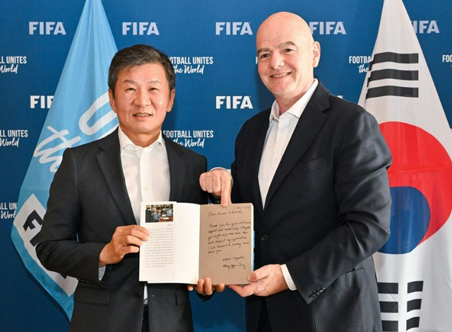 FIFA는 6일(현지시간) 정몽규 회장과 인판티노 회장의 면담 장면이 담긴 사진을 공개했다. 정몽규 회장은 FIFA 파리 사무소에서 인판티노 회장을 만난 가운데 최근 정몽규 회장이 출판한 자서전 