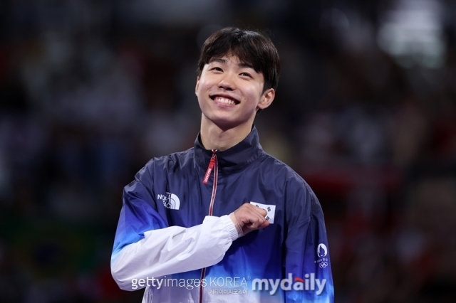대한민국 태권도 대표팀 박태준이 8일(한국시각) 프랑스 파리 그랑 팔레에서 열린 2024 파리올림픽 남자 58kg급 시상식에서 시상대에 오르고 있다./게티이미지코리아