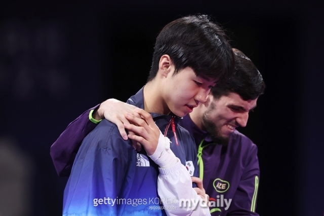 대한민국 태권도 대표팀 박태준이 아제르바이젠 가심 마고메도프의상태를 살피고 있다./게티이미지코리아