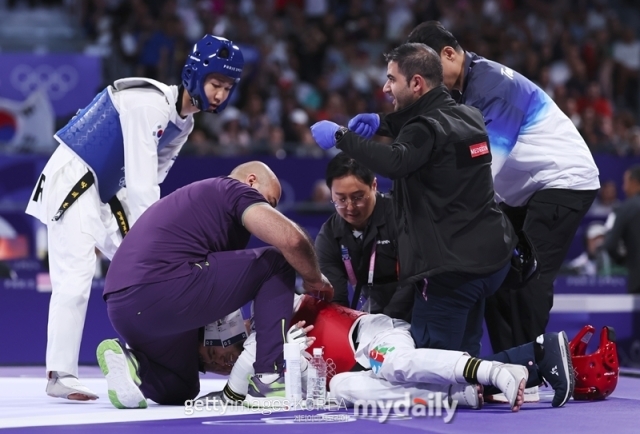 대한민국 태권도 대표팀 박태준이 8일(한국시각) 프랑스 파리 그랑 팔레에서 열린 2024 파리올림픽 남자 58kg급 시상식에서 기념사진을 찍고 있다./게티이미지코리아