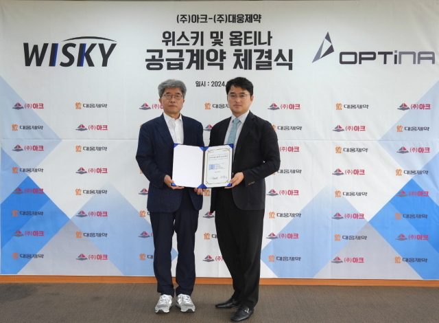 김형회 아크 대표(왼쪽)와 이창재 대웅제약 대표. /대웅제약