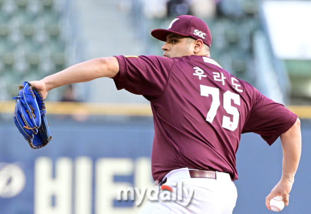 키움 후라도가 안경을 벗고도 1이닝 탈삼진 2개를 기록하고 있다 / 잠실 = 유진형 기자 zolong@mydaily.co.kr