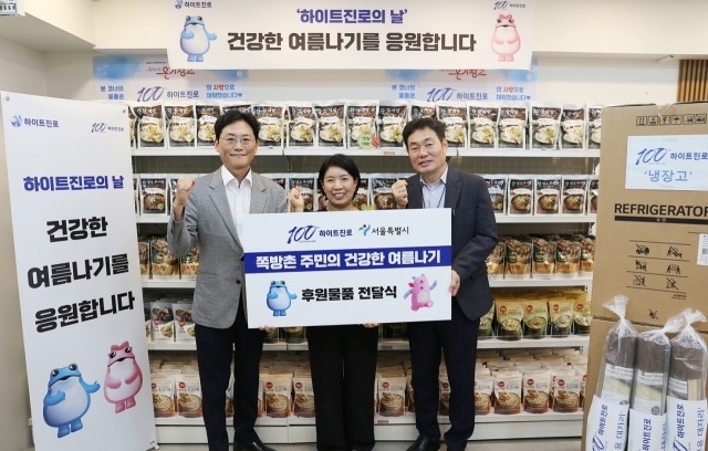 7일 서울역 쪽방촌 내 ‘온기창고’에서 열린 쪽방촌 거주민 ‘건강한 여름나기’를 위한 후원품 전달식에서 왼쪽부터 정세영 하이트진로 상무, 유호연 서울역쪽방상담소 소장, 고광현 서울시 복지기획관이 기념 사진을 촬영하고 있다. /하이트진로