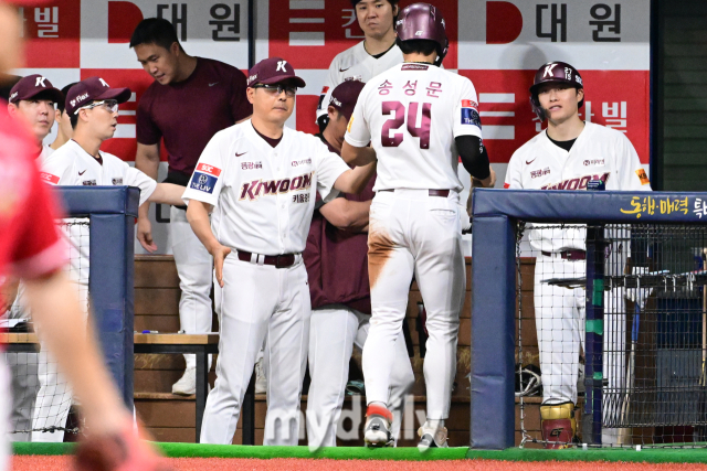 2024년 8월 8일 오후 서울 고척스카이돔에서 진행된 ‘2024 신한 SOL Bank KBO리그’ SSG-키움의 경기.키움 홍원기 감독이 적시타를 때린 송성문에게 박수를 보내고 있다./마이데일리