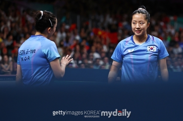 전지희 신유빈조가 8일(한국시각) 프랑스 파리 사우스파리 아레나4에서 열린 2024 파리올림픽 탁구 여자 단체전 중국과 4강전 경기를 하고 있다./게티이미지코리아